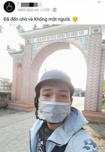 Dù đã đến chỗ hẹn nhưng chàng trai đi họp lớp đầu năm vẫn chỉ thấy... một mình.