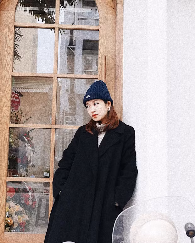 Nếu như màu tóc cũ giúp Mi Vân trông cá tính và sang chảnh bao nhiêu thì màu tóc mới lại giúp cô trông hiền dịu, nhẹ nhàng, nữ tính bấy nhiêu.