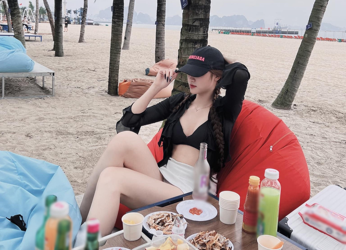 "Xin vía có dáng đẹp ạ", "Chân xuất sắc quá", "Mặc váy này tôn chân quá", "Body đẹp nhất",... là những bình luận khen ngợi của người hâm mộ những bức ảnh của VĐV đấu kiếm Ngô Hương.