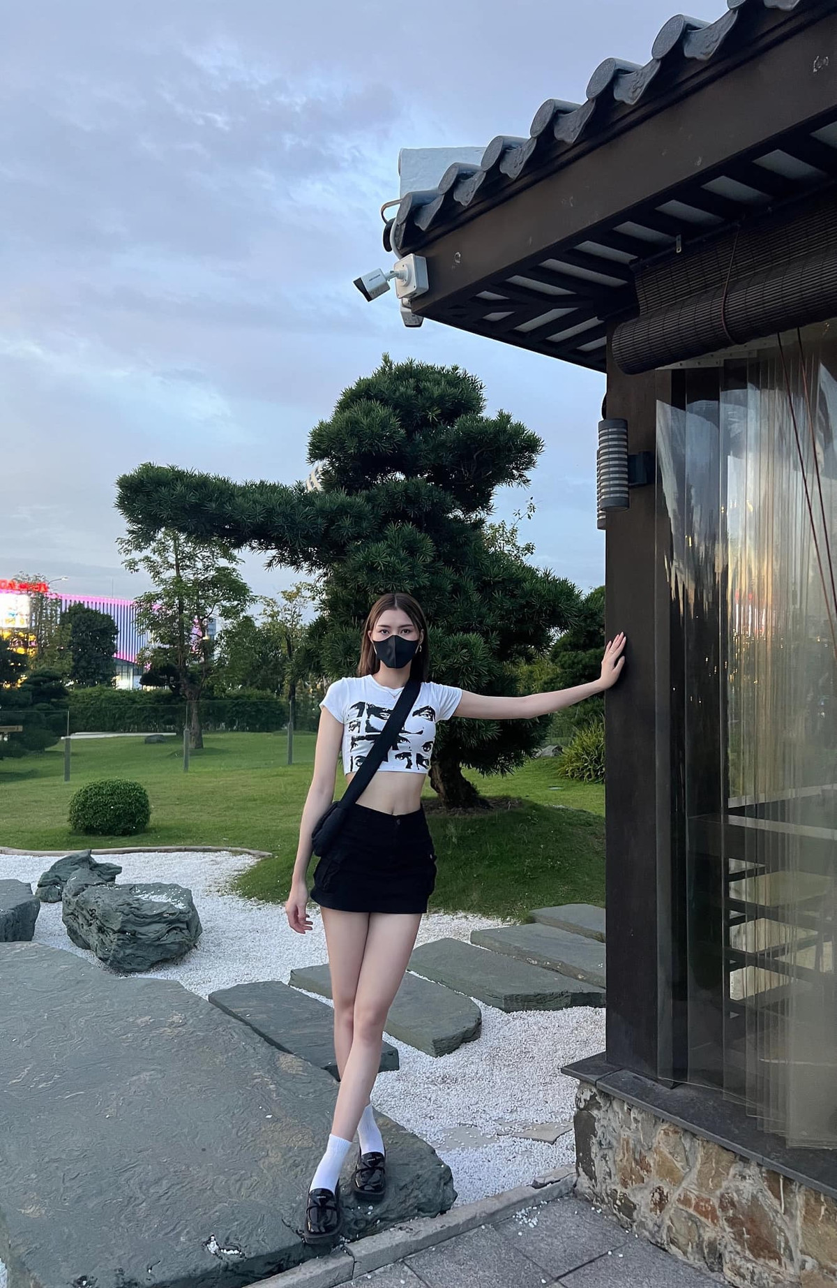 Với sự kết hợp này, gái xinh đấu kiếm dễ dàng khoe trọn số đo hình thể đẹp với vòng eo thon, vòng 1, vòng 3 đầy đặn.