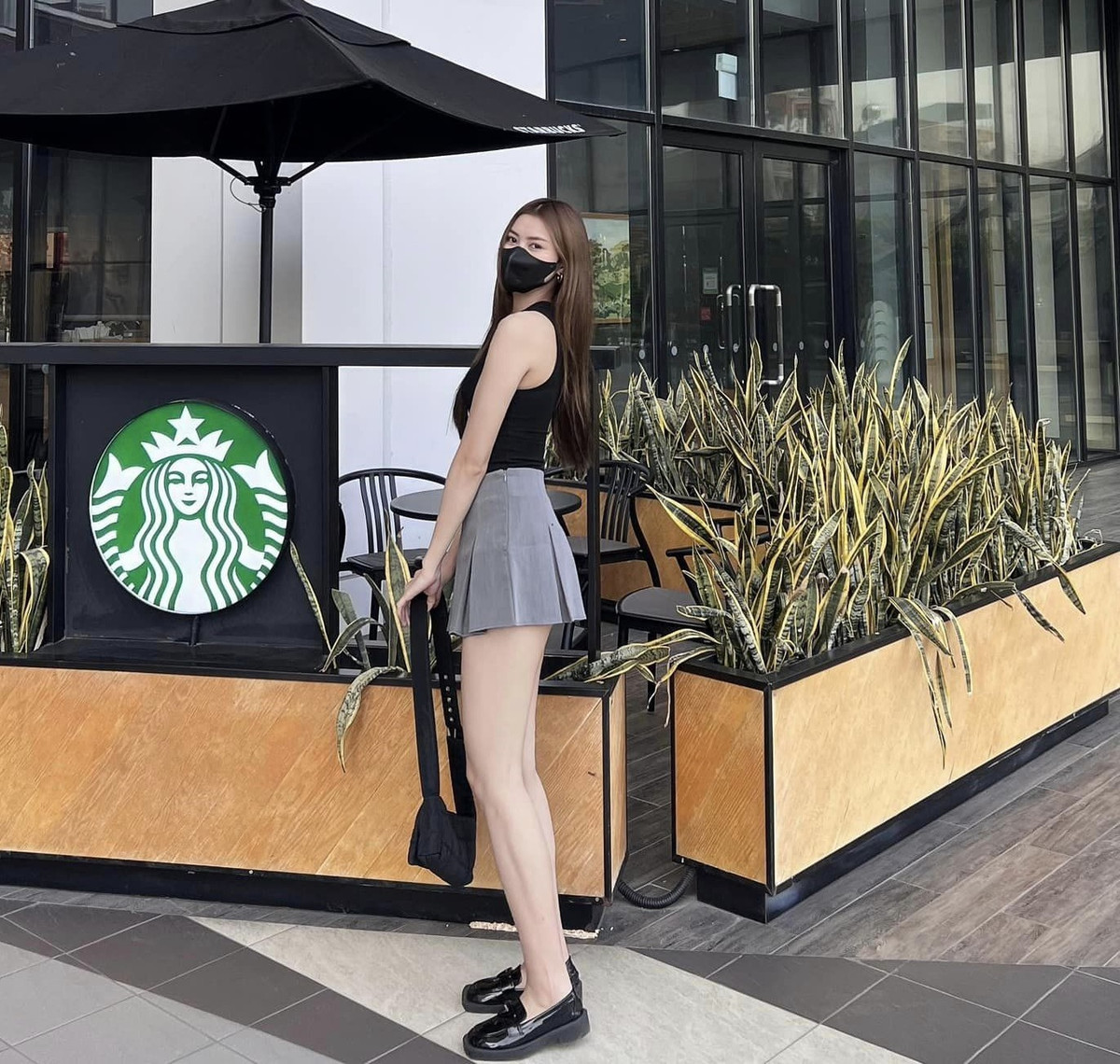 Mới đây trên trang Facebook cá nhân, Ngô Hương gây chú ý khi đăng tải loạt ảnh khoe dáng trong váy ngắn, làm nổi bật đôi chân thon dài, nhận về nhiều lời khen ngợi sắc vóc từ người hâm mộ.