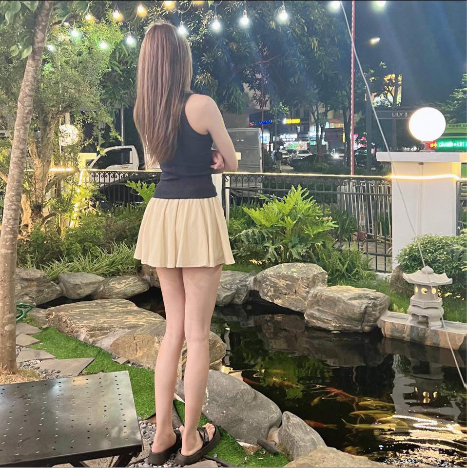 Ngô Hương cao 1m75, nặng 58kg, với số đo 3 vòng lần lượt là 89-64-96 (cm). Với lợi thế body lẫn nhan sắc, người đẹp còn đắt show làm mẫu ảnh, đóng quảng cáo,...