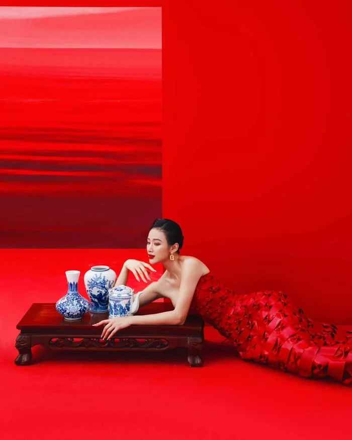 Trong bộ ảnh mới nhất, người đẹp đã gây "thương nhớ" với khán giả khi trở lại với dáng vẻ nuột nà, quyến rũ đúng chuẩn danh xưng "ngọc nữ màn ảnh" một thời của cô.