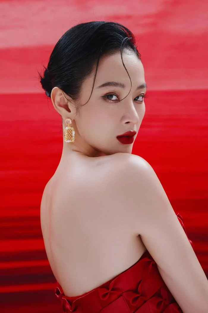 Sau nhiều năm tạm rút lui khỏi làng giải trí để chuyên tâm cho việc tu tập, Angela Phương Trinh đang từng bước thay đổi để hình ảnh để quay lại showbiz.