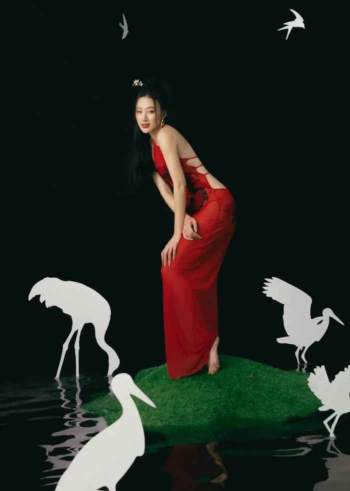 Bén duyên với điện ảnh từ năm 7 tuổi, Phương Trinh nhanh chóng khẳng định mình trên con đường diễn xuất qua phim Kính vạn hoa, Mùi ngò gai, Bà mẹ nhí...