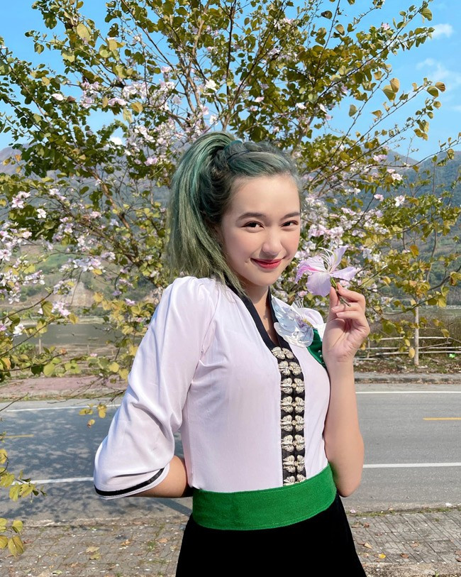 Karty Chang (tên thật là Nguyễn Thị Thảo Trang, sinh năm 2001, quê Điện Biên) được biết đến với danh xưng "hot girl Tây Bắc".