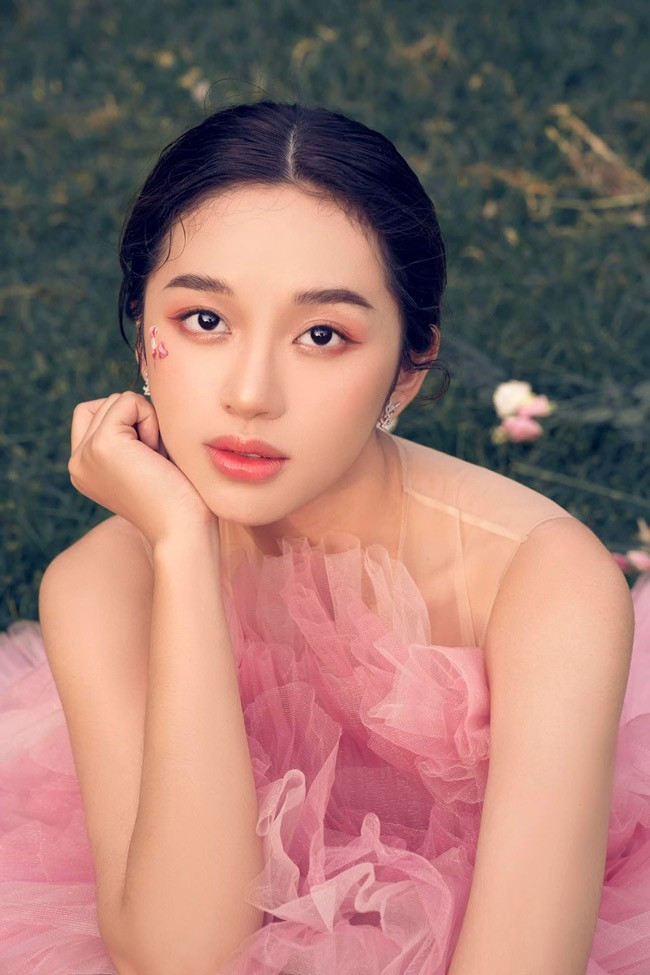 Hot girl Điện Biên luôn xuất hiện với vẻ ngoài vui vẻ, rạng rỡ.