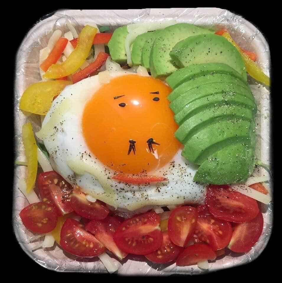 Nhiều cư dân mạng cũng tag bạn bè vào các bức hình này để thách nhau làm những hộp cơm kinh dị như hình.