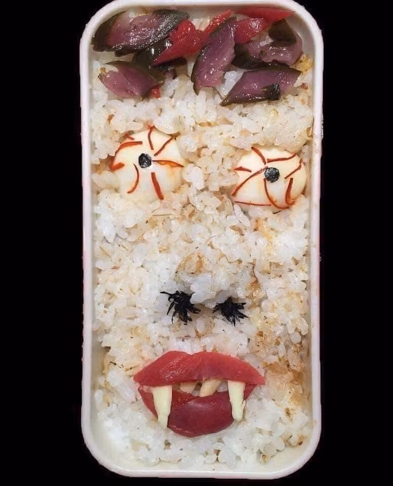 Hộp cơm Bento phiên bản Haloween ám ảnh người xem. Nếu được người yêu hay vợ làm cho một hộp cơm thế này, hãy nghĩ kỹ xem dạo này bạn có đắc tội gì với nàng không nhé.