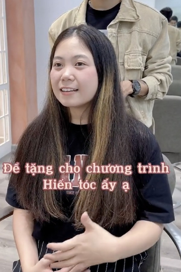 Những ai yêu mến Mạch Khanh chắc hẳn đều đã quen thuộc với hình ảnh gắn liền với mái tóc dài, khi thì được buộc rất chỉn chu, lịch sự trong bộ đồ phi công, lúc lại được thả bồng bềnh phù hợp với những set đồ thường ngày.