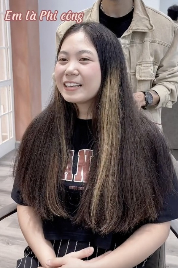 Cụ thể, theo đoạn clip, nữ phi công có tên Mạch Khanh chính là cô nàng tài năng từng chi ra gần 5 tỷ đồng để thực hiện ước mơ được bay lên trời cao của mình.