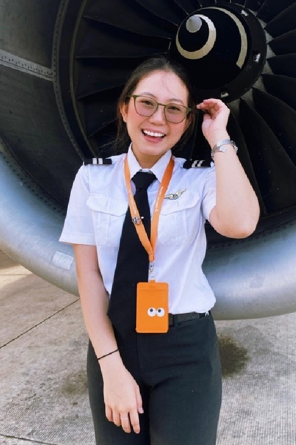 Nhớ lại mong ước được làm phi công ngày còn bé, Mạch Khanh đã có quyết định vô cùng táo bạo khi bỏ ngang việc học và đi tìm lại niềm hạnh phúc, chinh phục mong ước của bản thân.