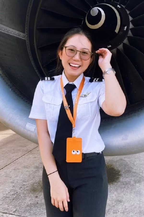 Nhớ lại mong ước được làm phi công ngày còn bé, Mạch Khanh đã có quyết định vô cùng táo bạo khi bỏ ngang việc học và đi tìm lại niềm hạnh phúc, chinh phục mong ước của bản thân.