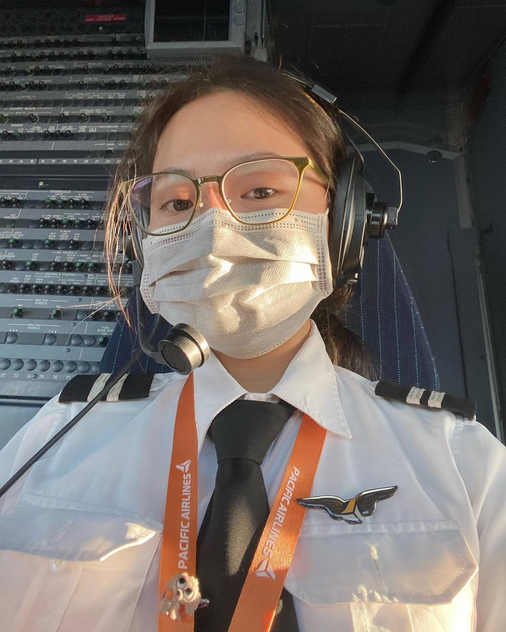 Mạch Khanh tên đầy đủ là Mạch Thị Thuỳ Khanh, cô gái trẻ sinh năm 1996 này gây ấn tượng khi từng có quãng thời gian học tập tại trường Đại học Kiến trúc TP HCM, thế nhưng cô nàng cảm thấy bản thân không hợp với việc chạy deadline mỗi ngày.