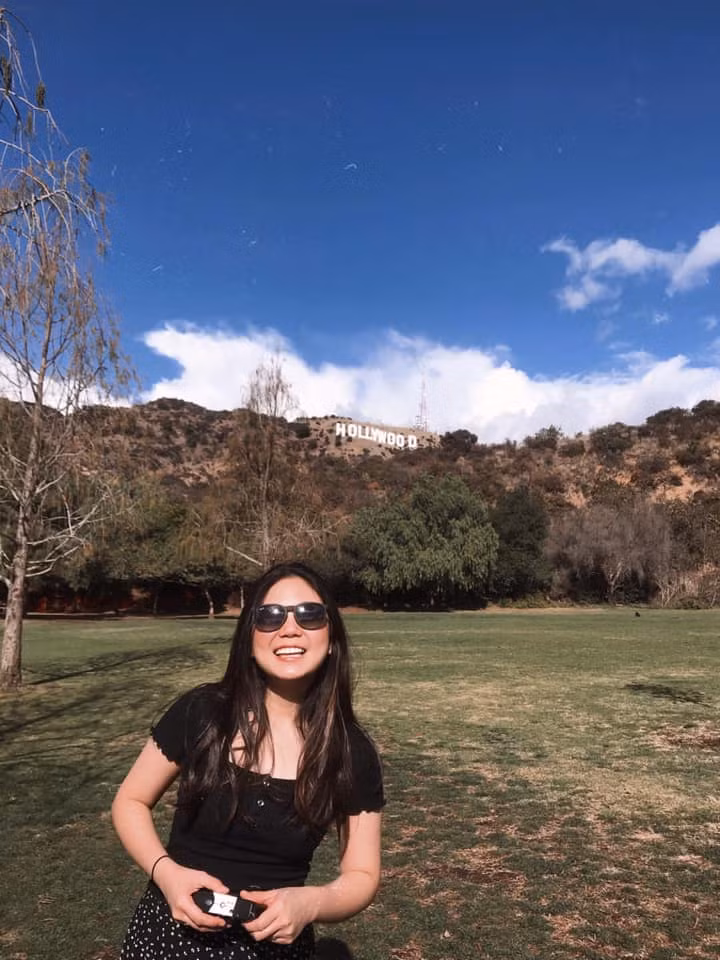 May mắn hơn khi trên hành trình chạm tay tới ước mơ, Mạch Khanh được ông ngoại và cậu ủng hộ, hỗ trợ một phần học phí và mẹ của cô nàng cũng đồng hành cùng con gái trên con đường này.