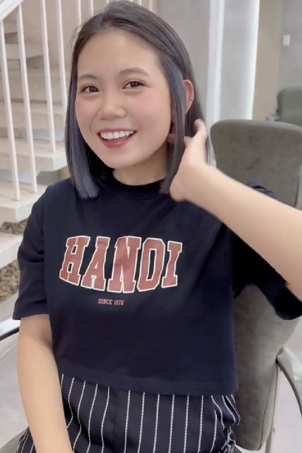 Thế nhưng cô gái sinh năm 1996 lại quyết định cắt phăng mái tóc mình yêu thích để tặng cho chương trình hiến tóc cho bệnh nhân ung thư, thực hiện một nghĩa cử vô cùng ý nghĩa.