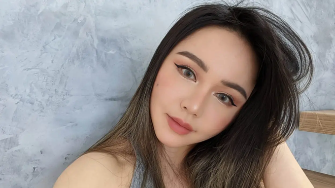 Chloe Ting sinh năm 1987 là gymer, có bố mẹ là người Hoa nhưng gốc Đông Nam Á. Sau khi đi du học, Chloe sống tại Melbourne, Australia và hiện được biết đến như một blogger, huấn luyện viên online sở hữu kênh Youtube có gần 22 triệu người đăng kí.