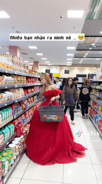 Phía dưới đoạn clip đu trend, netizen đã chia thành 2 luồng ý kiến khác nhau.