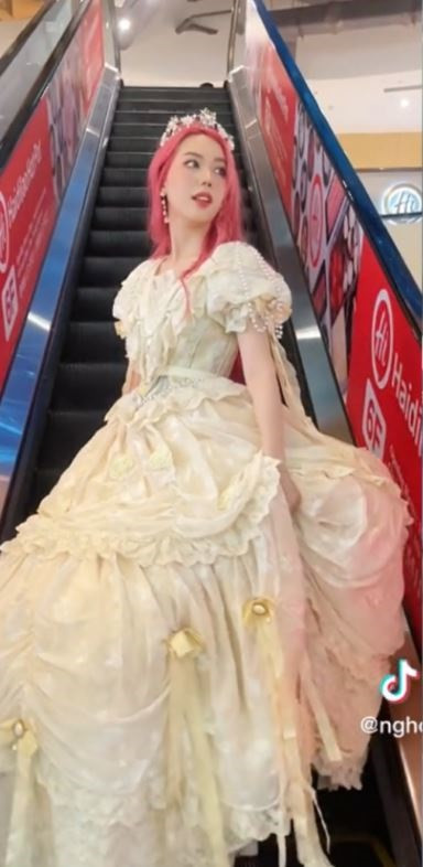 Một số người cho rằng trend này “hợp thức hóa” giấc mơ của nhiều cô gái muốn làm nàng công chúa bước ra từ đời thực, không còn e dè vì sợ sẽ ăn mặc “quá lố” đến những nơi công cộng.