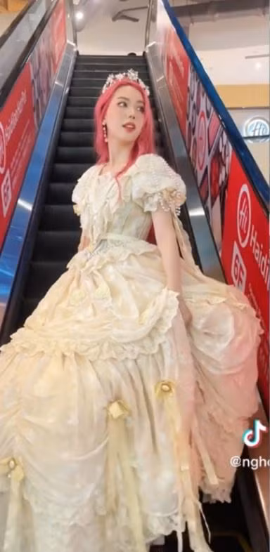 Một số người cho rằng trend này “hợp thức hóa” giấc mơ của nhiều cô gái muốn làm nàng công chúa bước ra từ đời thực, không còn e dè vì sợ sẽ ăn mặc “quá lố” đến những nơi công cộng.