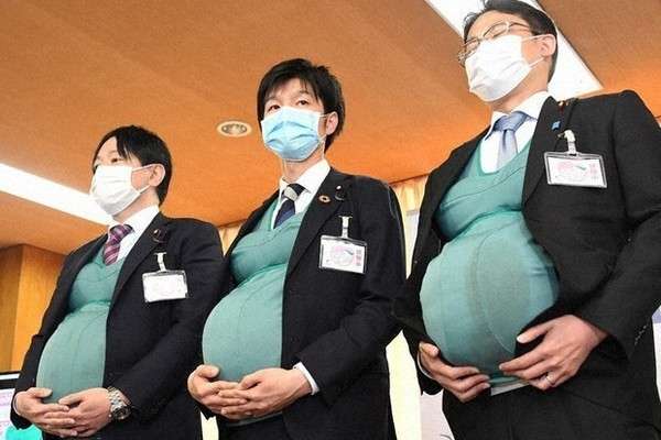 Một số chị em còn rủ rê chồng hay bạn trai của mình thử sức với thử thách khó nhằn này.