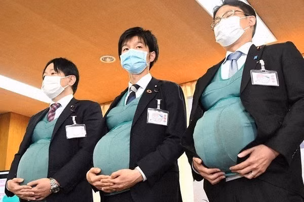 Một số chị em còn rủ rê chồng hay bạn trai của mình thử sức với thử thách khó nhằn này.