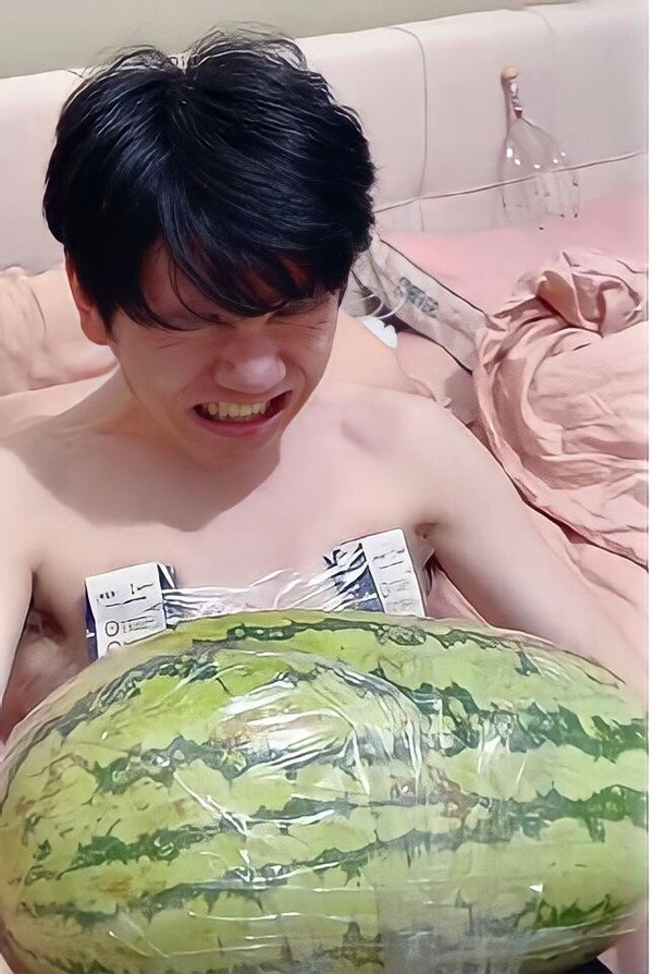 Theo đó, cặp đôi này thống nhất là anh chàng sẽ phải giữ chiếc bụng bầu giả trong suốt 1 ngày và làm những công việc thường ngày của một người phụ nữ như dọn dẹp nhà cửa, rửa bát, nhặt đồ bị rơi,...