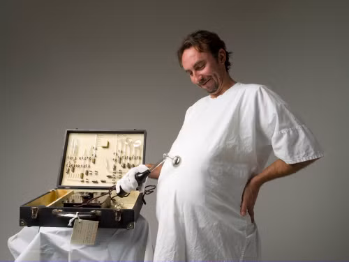 Và thế rồi chỉ sau vài tiếng, chàng trai đã quyết định “giơ tay đầu hàng”. Ảnh minh họa.