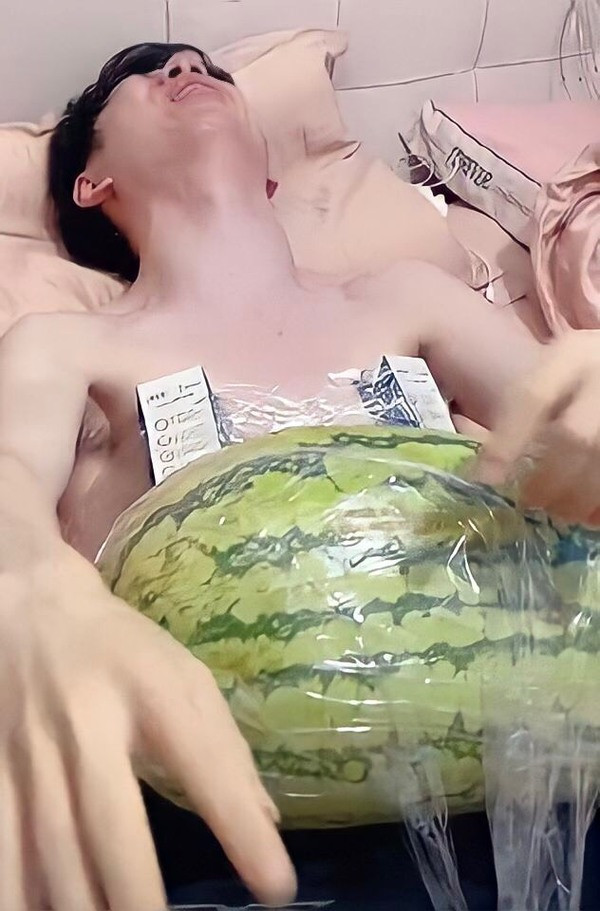 Được biết, vì muốn người bạn trai của mình hiểu được sự vất vả, nặng nhọc của người phụ nữ trong khi mang thai nên bạn gái của anh chàng đã nghĩ ra cách cho bạn trai mình thử “mang bầu”.