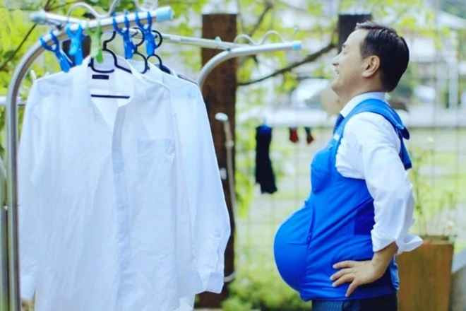 Mới đầu, mọi việc diễn ra khá thuận lợi và chàng trai này tỏ ra rất nhàn nhã, thoải mái. Thế nhưng, chỉ một lúc sau thì “bà bầu” đặc biệt này đã thấm mệt và thở phì phò dù chỉ đứng lên ngồi xuống. Ảnh minh họa.