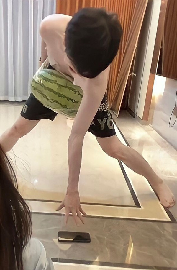 Cụ thể, anh chàng này phải buộc 1 quả dưa hấu khá lớn vào bụng. Đồng thời, anh cũng phải buộc hai hộp sữa hai bên.