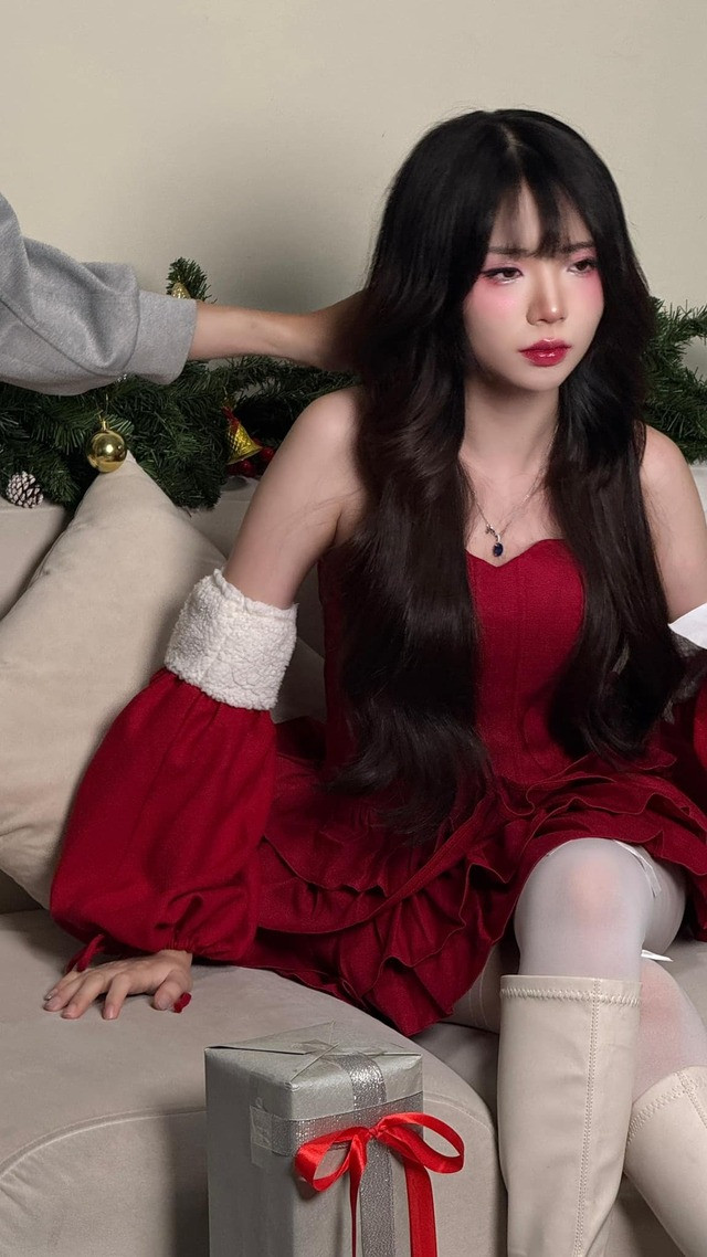 Từ những lần xuất hiện với vẻ ngoài giản dị đến hình ảnh chỉn chu, ngời sáng với những thay đổi rõ rệt, nhan sắc của Remind thu hút sự chú ý không nhỏ từ cộng đồng fan.