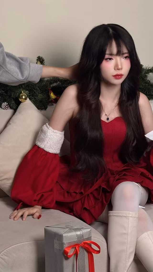 Từ những lần xuất hiện với vẻ ngoài giản dị đến hình ảnh chỉn chu, ngời sáng với những thay đổi rõ rệt, nhan sắc của Remind thu hút sự chú ý không nhỏ từ cộng đồng fan.