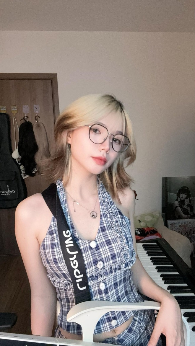 Trước đây, Remind thường xuất hiện với vẻ ngoài khá đơn giản và thậm chí là đôi phần xuề xòa. Tuy nhiên, gần đây, sự thay đổi của cô trở nên rõ rệt hơn bao giờ hết.