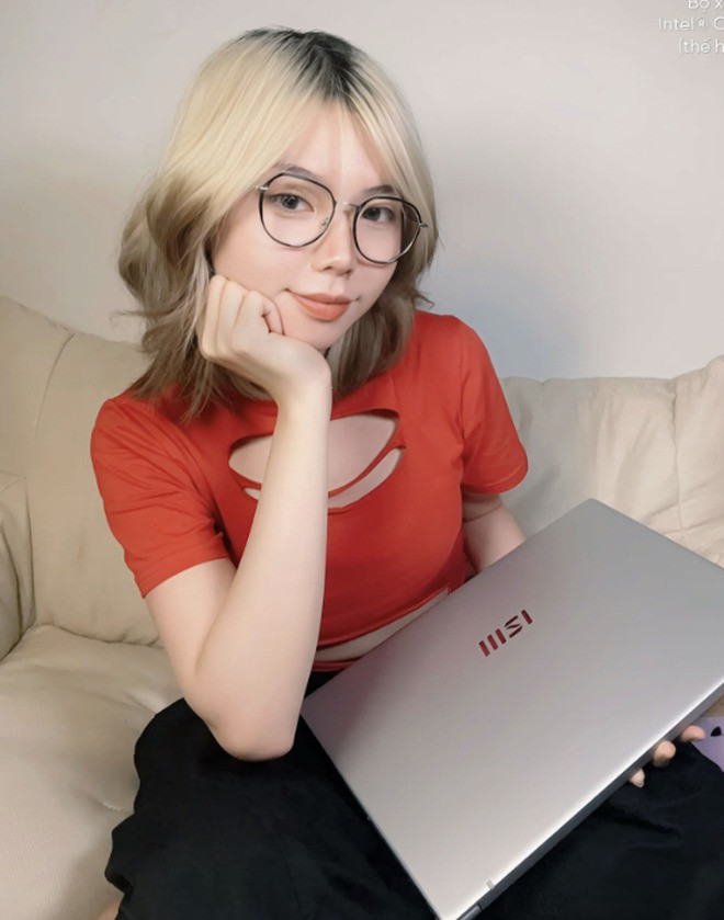 Nhiều người hâm mộ đã không thể nhận ra Remind trong những bức ảnh mới. Điều này không phải vì cô nàng thay đổi quá nhiều về diện mạo, mà là vì sự thay đổi này rất khác biệt so với những lần xuất hiện trước đây.