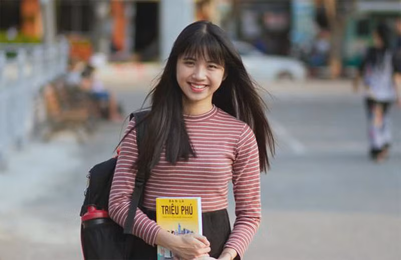 Sau 4 năm nổi tiếng, nhan sắc của Lan Thy ngày một sắc sảo, trưởng thành hơn.