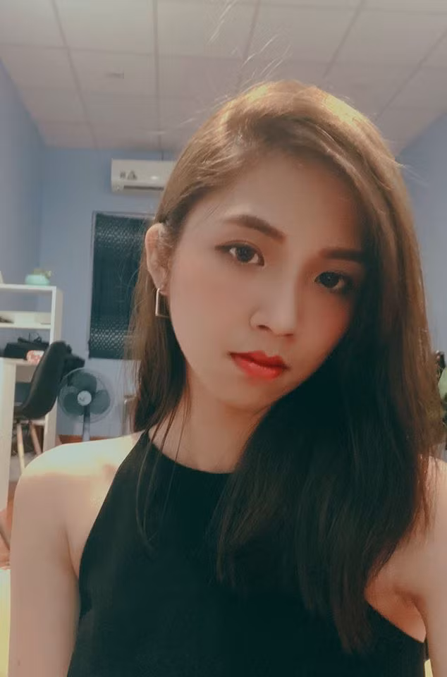 Trong lần tái xuất này, Lan Thy khiến nhiều người phải chú ý khi khoe hình ảnh xinh đẹp, thần thái lạnh lùng không kém phần sang chảnh.