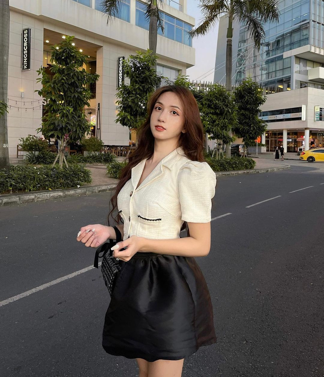 Gần đây, Hoàng Học được dân mạng đặt câu hỏi: "Chị đi vệ sinh bên nam hay bên nữ?". Gái xinh chuyển giới đáp: "Chị đi bên nữ vì bây giờ chị trong thân xác nữ thì chị phải đi bên nữ chứ".