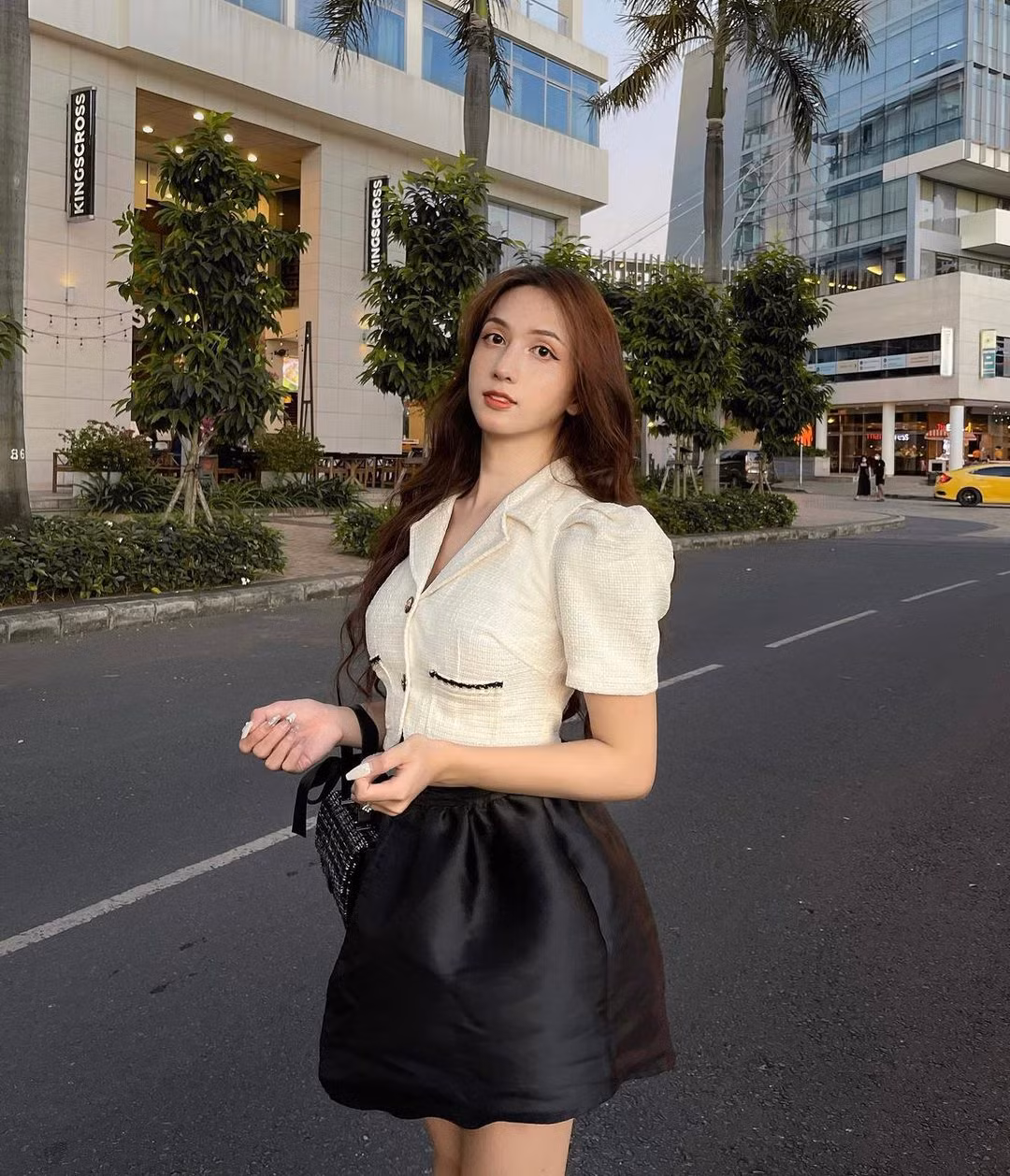 Gần đây, Hoàng Học được dân mạng đặt câu hỏi: "Chị đi vệ sinh bên nam hay bên nữ?". Gái xinh chuyển giới đáp: "Chị đi bên nữ vì bây giờ chị trong thân xác nữ thì chị phải đi bên nữ chứ".