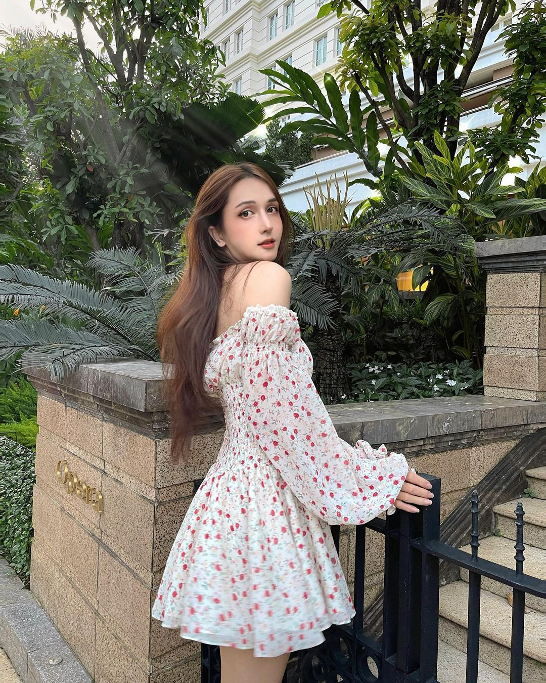 Cụ thể, Hoàng Học cho biết: "Hôm nữa em đem cái passport lên, xong tóp tóp (TikTok - PV) xóa luôn cái clip đó của em rồi. Bây giờ em không dám đem cái gì ra hết, mắc công lộ thông tin là bị vi phạm, anh hiểu không? Em nói giọng đàn ông vậy á, anh tin thì tin, không tin cũng phải tin. Anh em mình huynh đệ này nọ mà không tin nhau".