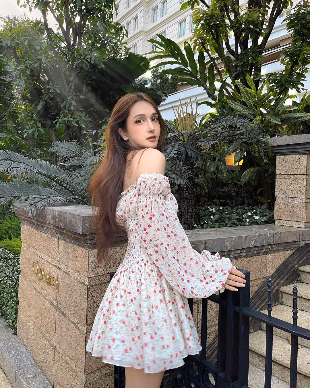 Cụ thể, Hoàng Học cho biết: "Hôm nữa em đem cái passport lên, xong tóp tóp (TikTok - PV) xóa luôn cái clip đó của em rồi. Bây giờ em không dám đem cái gì ra hết, mắc công lộ thông tin là bị vi phạm, anh hiểu không? Em nói giọng đàn ông vậy á, anh tin thì tin, không tin cũng phải tin. Anh em mình huynh đệ này nọ mà không tin nhau".