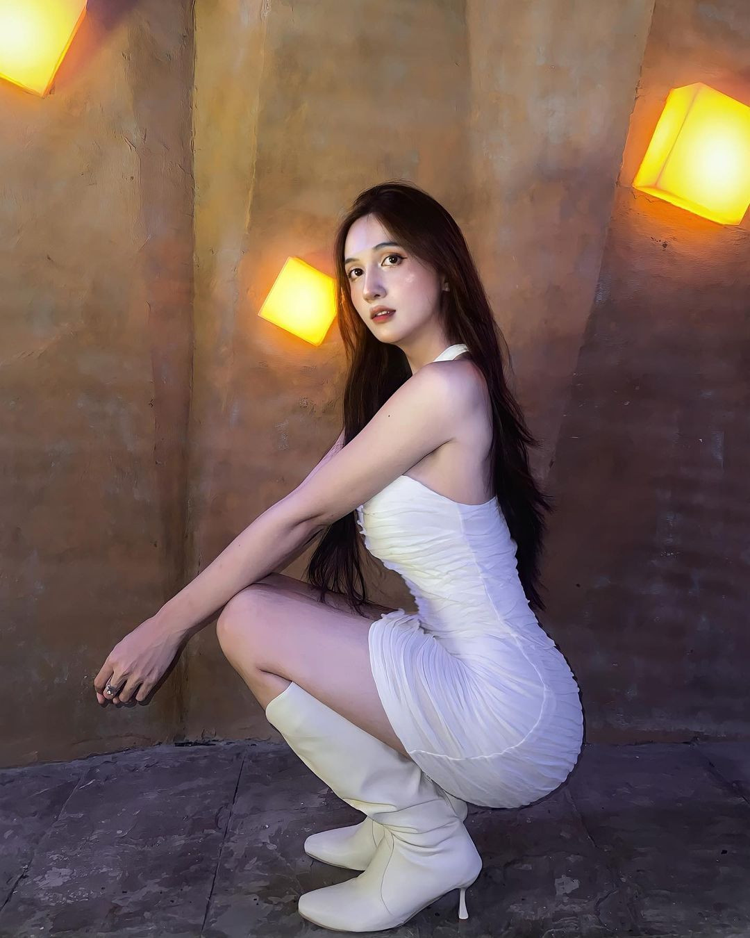 Hoàng Học đã giải đáp cho người theo dõi những thắc mắc như: "Chuyển giới mang thai được không?", "Đã đi nghĩa vụ quân sự chưa", "Kể chuyện chị come out (tiết lộ là người thuộc LGBT - PV) với gia đình"...