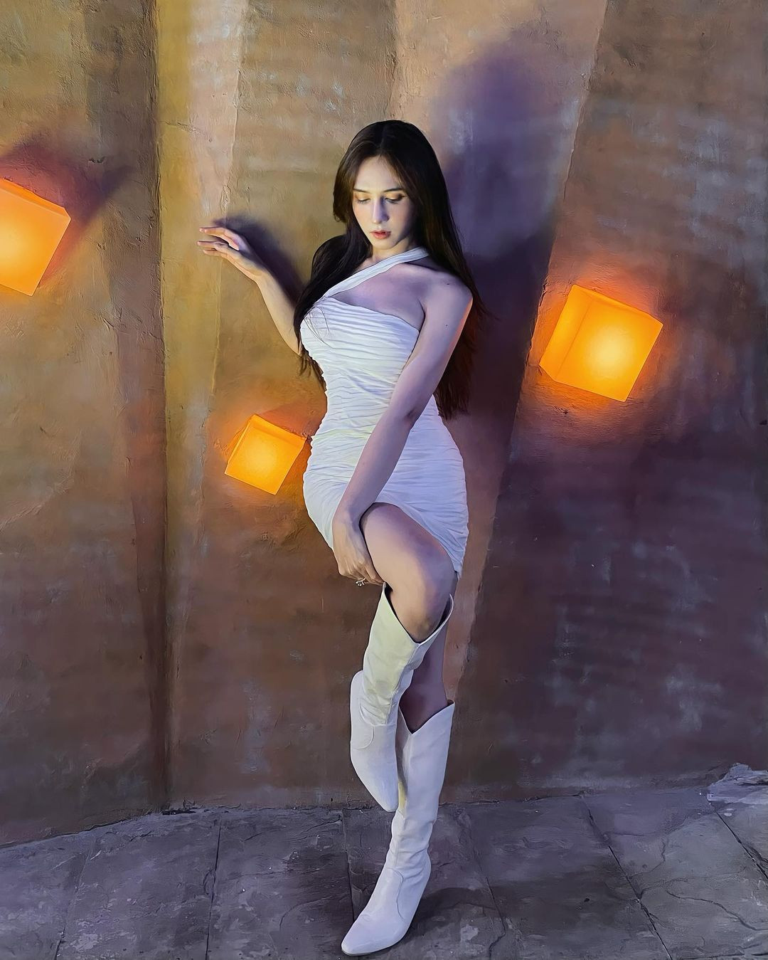 Nhan sắc điệu đà của Hoàng Học được cô nàng đăng tải ngập tràn trang cá nhân.