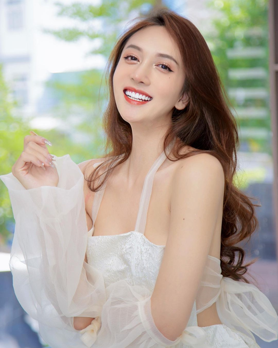 Hoàng Học khuyên những cô gái chuyển giới nên đi WC nữ vì "mấy bà bèo dễ thương" và hay giúp đỡ nhau.