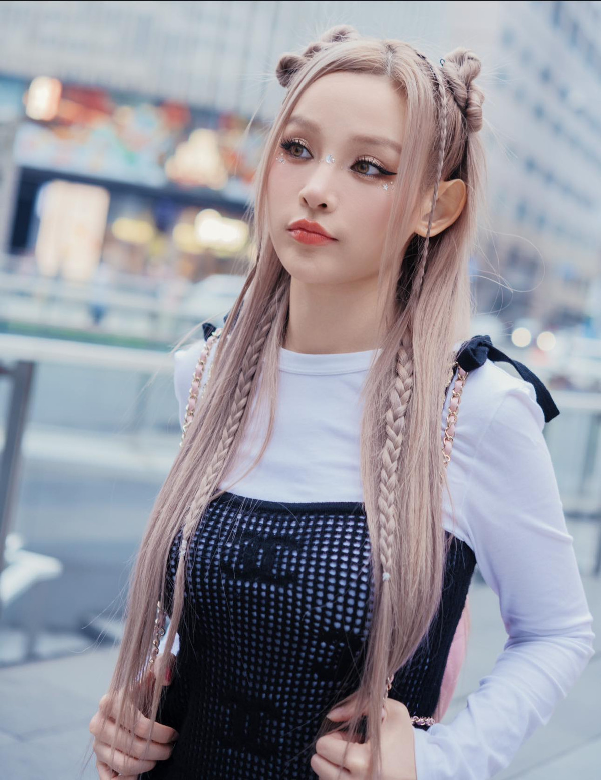 Chuyện là Huyền Baby xả loạt ảnh cực xinh cùng caption vui vẻ: “Bạn bè hay hỏi làm sao mà chị không có vết’ chân chim vậy? Huyền kiểu: ‘Cười ít thôi’. Ý mình là cười hết cỡ”.