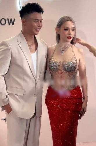 Về chuyện làm đẹp, bản thân Huyền Baby không ngần ngại thừa nhận chuyện này. Cô cho biết mình không đụng dao kéo nhưng dùng các cách làm đẹp không xâm lấn, nhiều nhất là tiêm filler - chất làm đầy nhằm xóa bỏ hoặc làm mờ các vết nhăn trên khuôn mặt, giúp cho làn da luôn trở nên căng mịn.