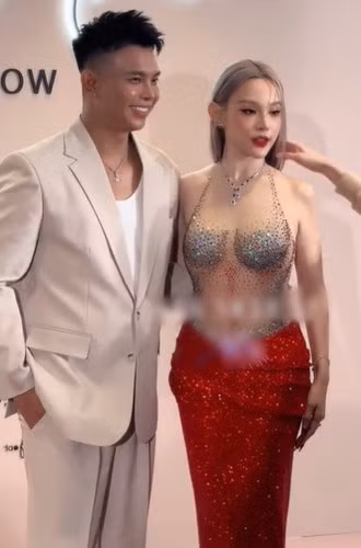 Về chuyện làm đẹp, bản thân Huyền Baby không ngần ngại thừa nhận chuyện này. Cô cho biết mình không đụng dao kéo nhưng dùng các cách làm đẹp không xâm lấn, nhiều nhất là tiêm filler - chất làm đầy nhằm xóa bỏ hoặc làm mờ các vết nhăn trên khuôn mặt, giúp cho làn da luôn trở nên căng mịn.