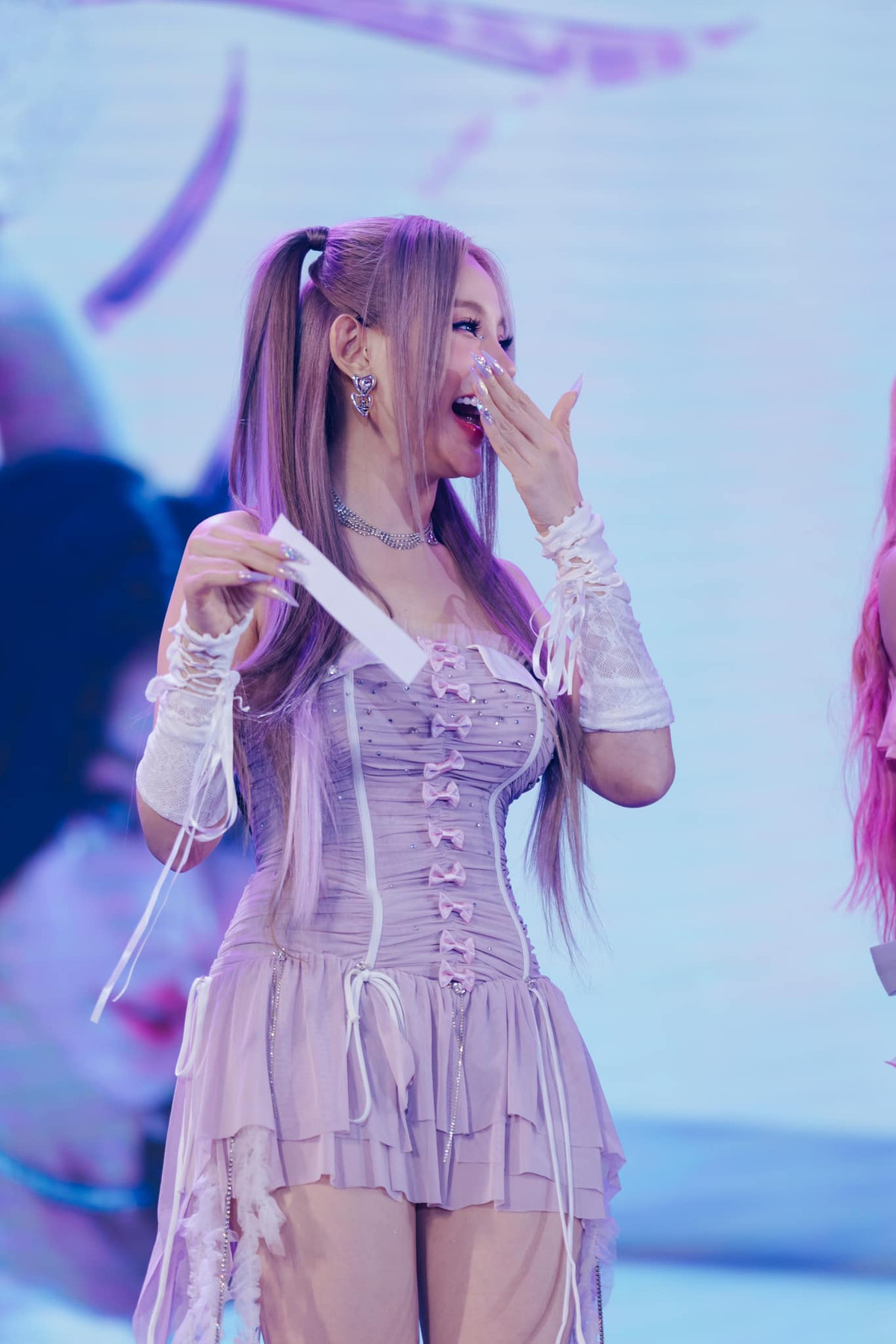 Trước bình luận có phần công kích, Huyền Baby đã đáp trả, khẳng định người này đang làm quá, bản thân cô khi đăng status này chỉ là nói vui: “Mình chỉ chia sẻ tip thôi đó bạn… Chỉ là nói vui thôi mà bạn bị làm quá không?".