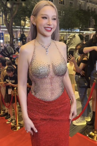 Ngoài ra nhiều chị em, bạn bè thân thiết cũng trêu đùa Huyền Baby rằng cô nói một đằng còn thực tế một nẻo. Bởi lẽ ngoài đời cô thường hay nói hay cười, thậm chí còn còn kiểu cười híp mắt quen thuộc.