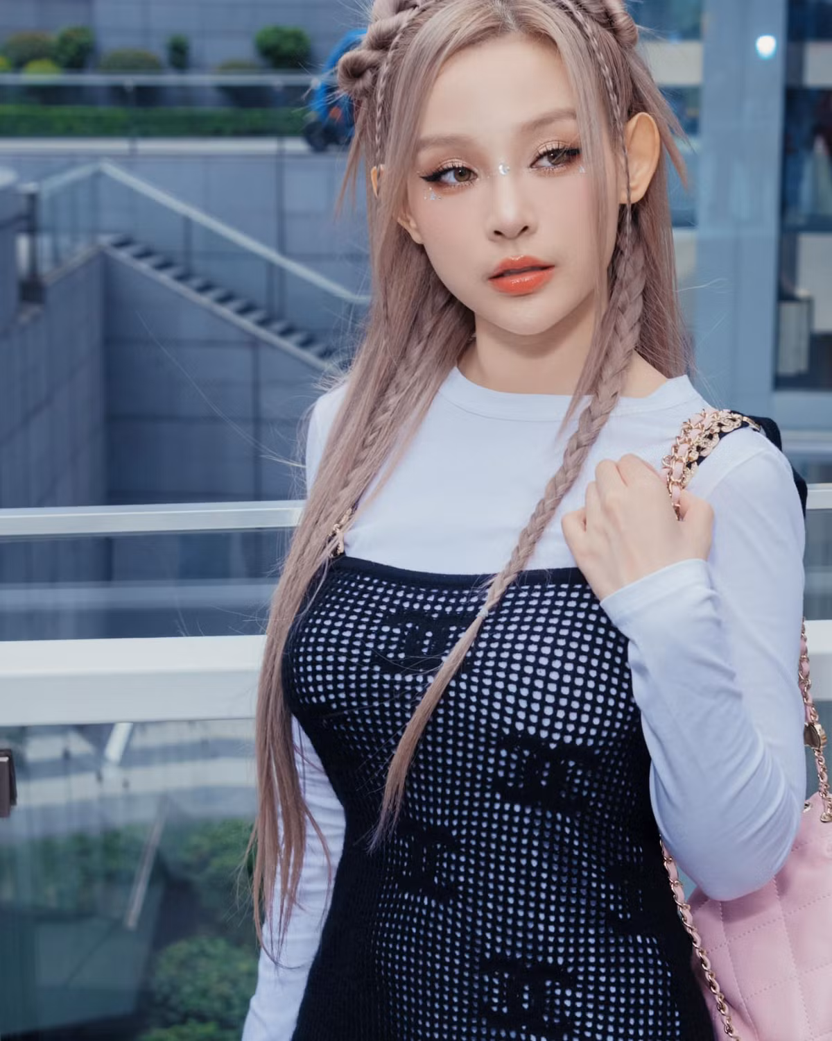 Trong những khoảnh khắc này, “phú bà” không hề cười nên từng đường nét trên gương mặt đều căng tràn, không hề có dấu hiệu nào cho thấy cô đã 35 tuổi.